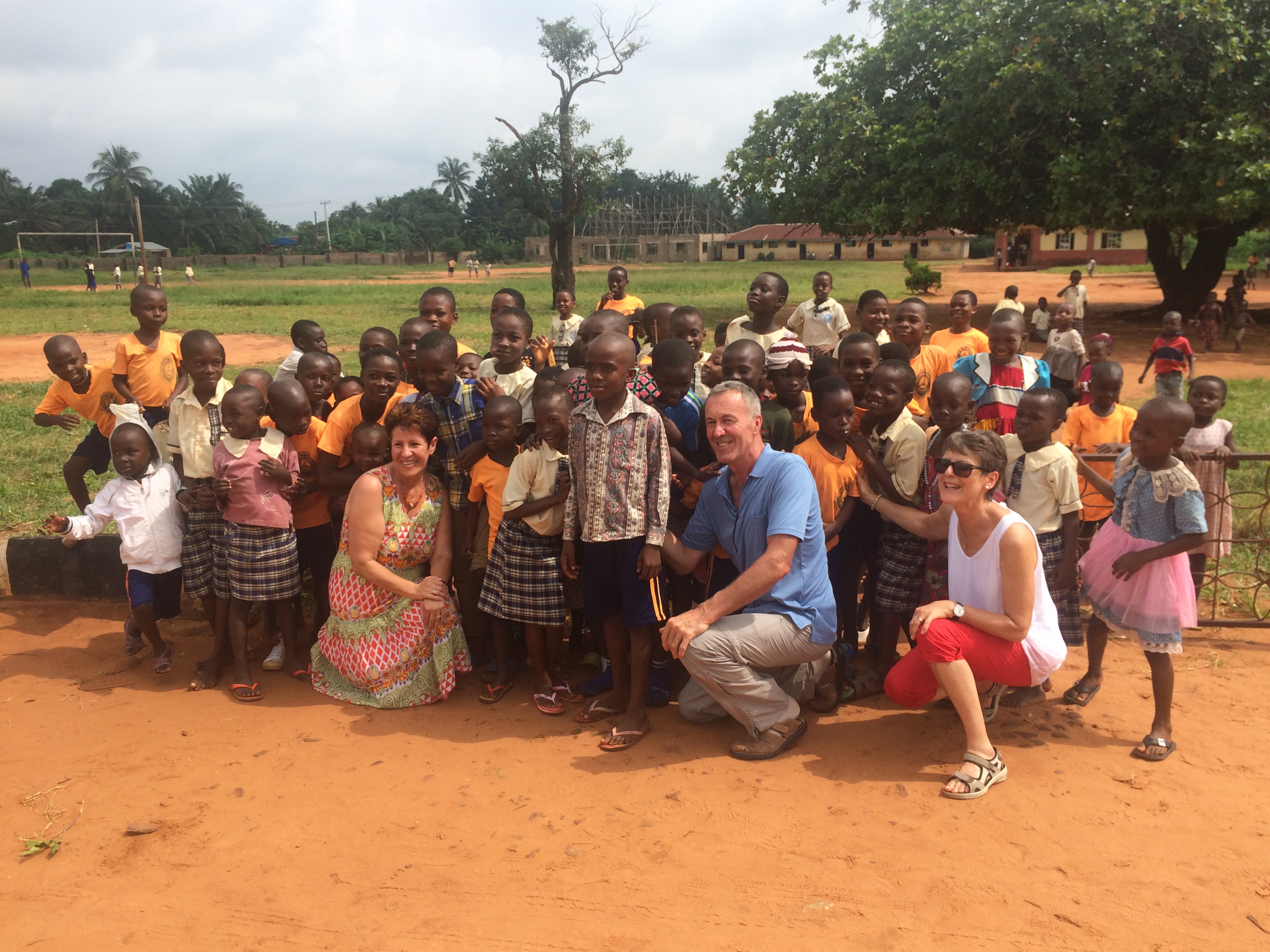 Ehepaar Lacher mit Kindergruppe